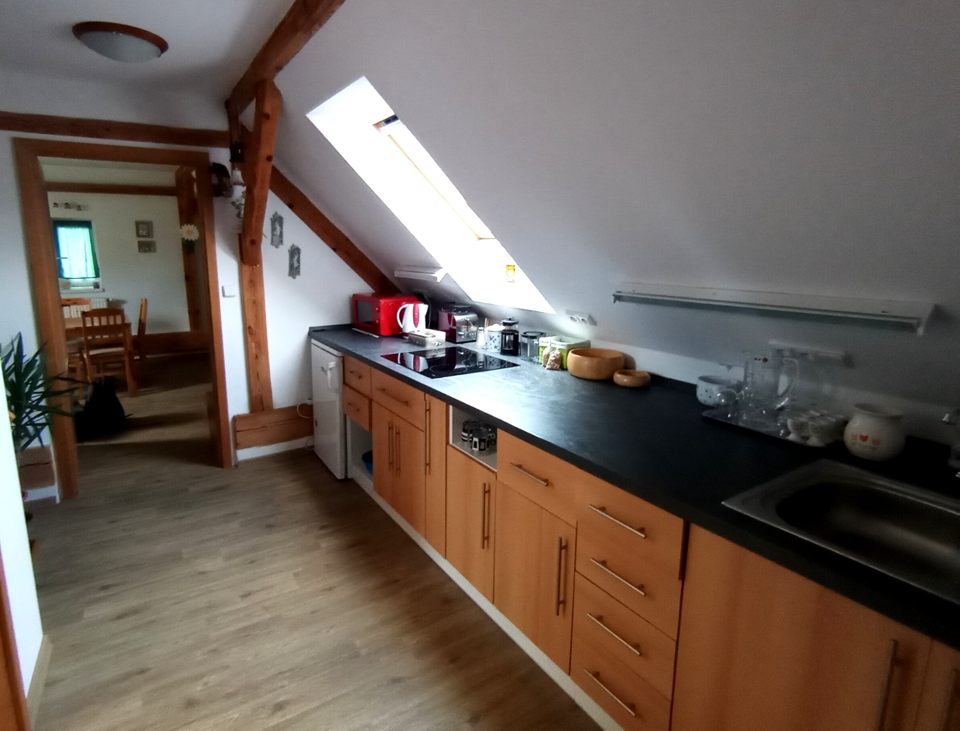 kuchyň a dveře do menšího pokoje